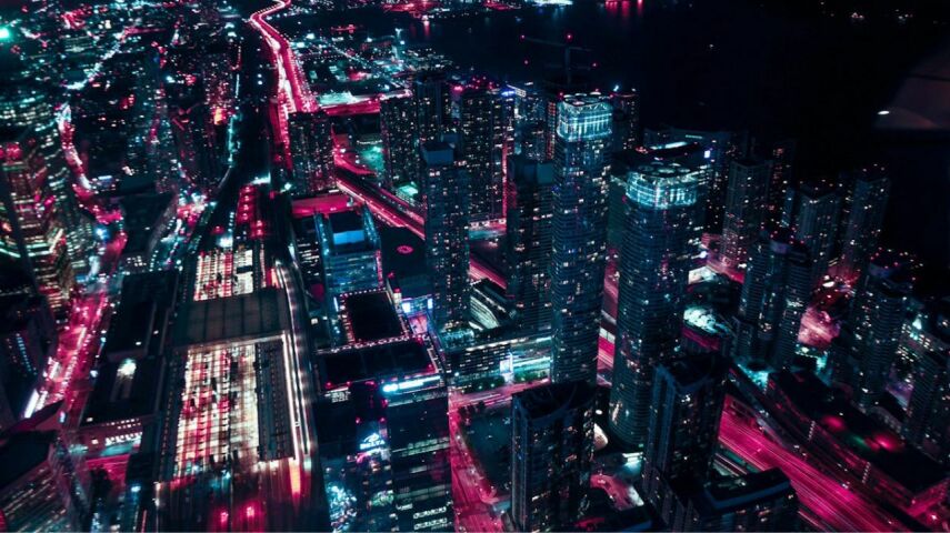 Widok z lotu ptaka na miejskie światła drogowe i oświetlone budynki w nocy