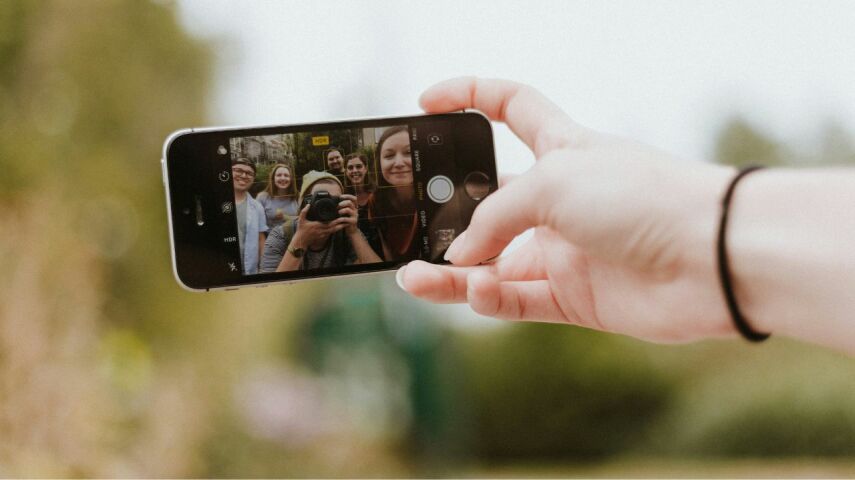 Widok na telefon w trakcie robienia selfie