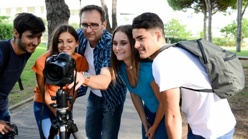 Grupa osób w trakcie kursu fotografii artystycznej