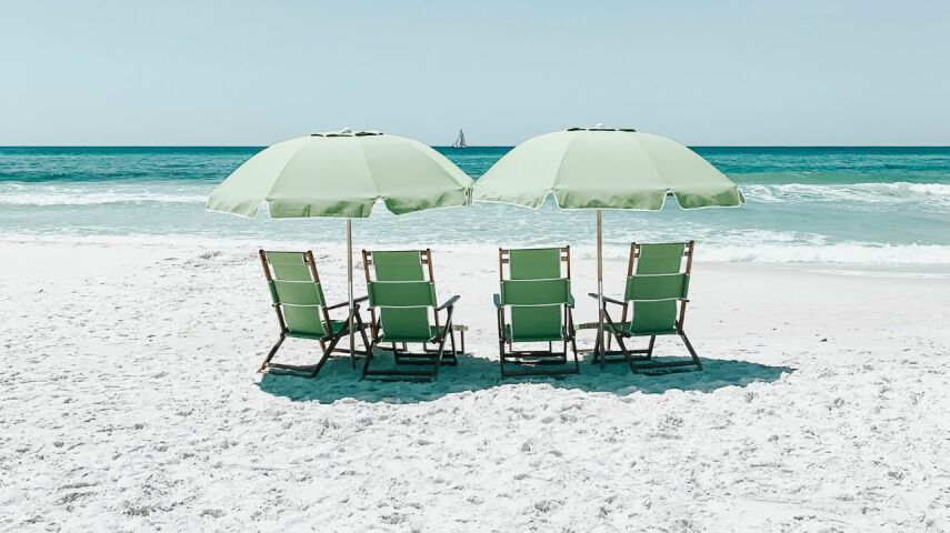 Leżaki i paasole rozłożone na piaszczystej plaży