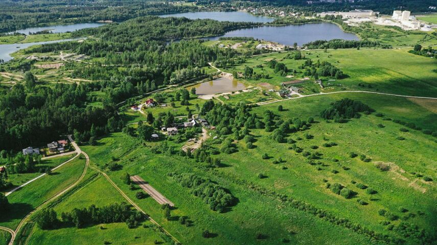 Widok z lotu ptaka na zielone pola